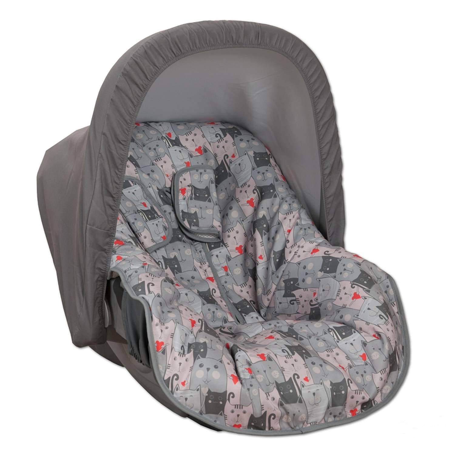 Silla de coche para bebé con tela estampada de gatos. Funda gris. El asiento está abierto.