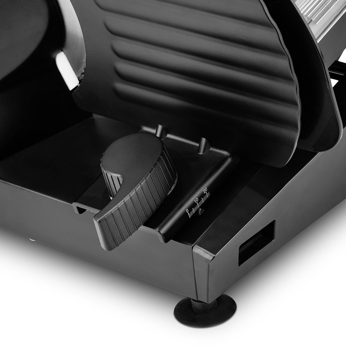 Czarna krajalnica do mięsa, widok pod kątem. Pokrętło z boku do regulacji grubości.