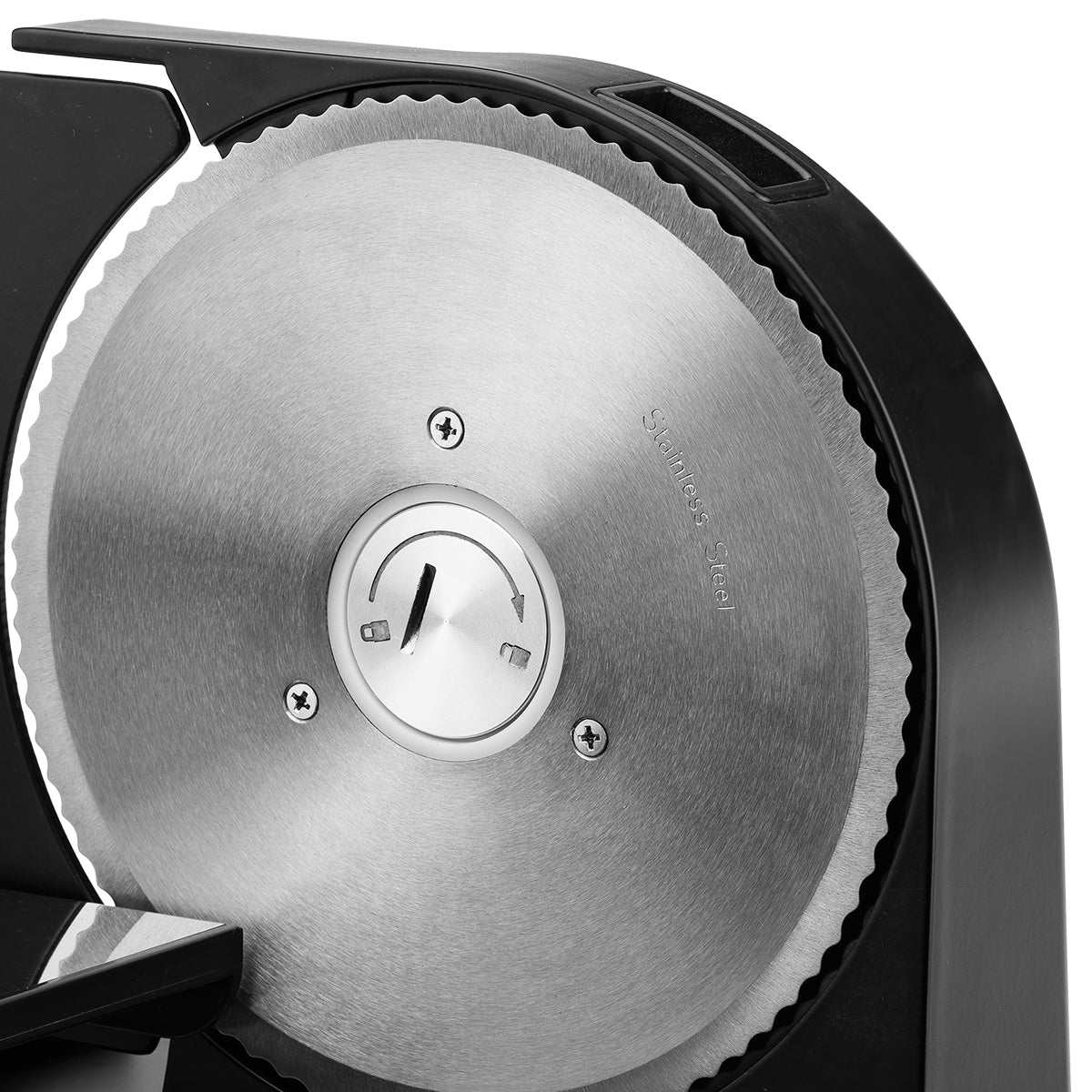 Zbliżenie ostrza krajalnicy do mięsa ze stali nierdzewnej. Ostrze jest czarne i okrągłe.