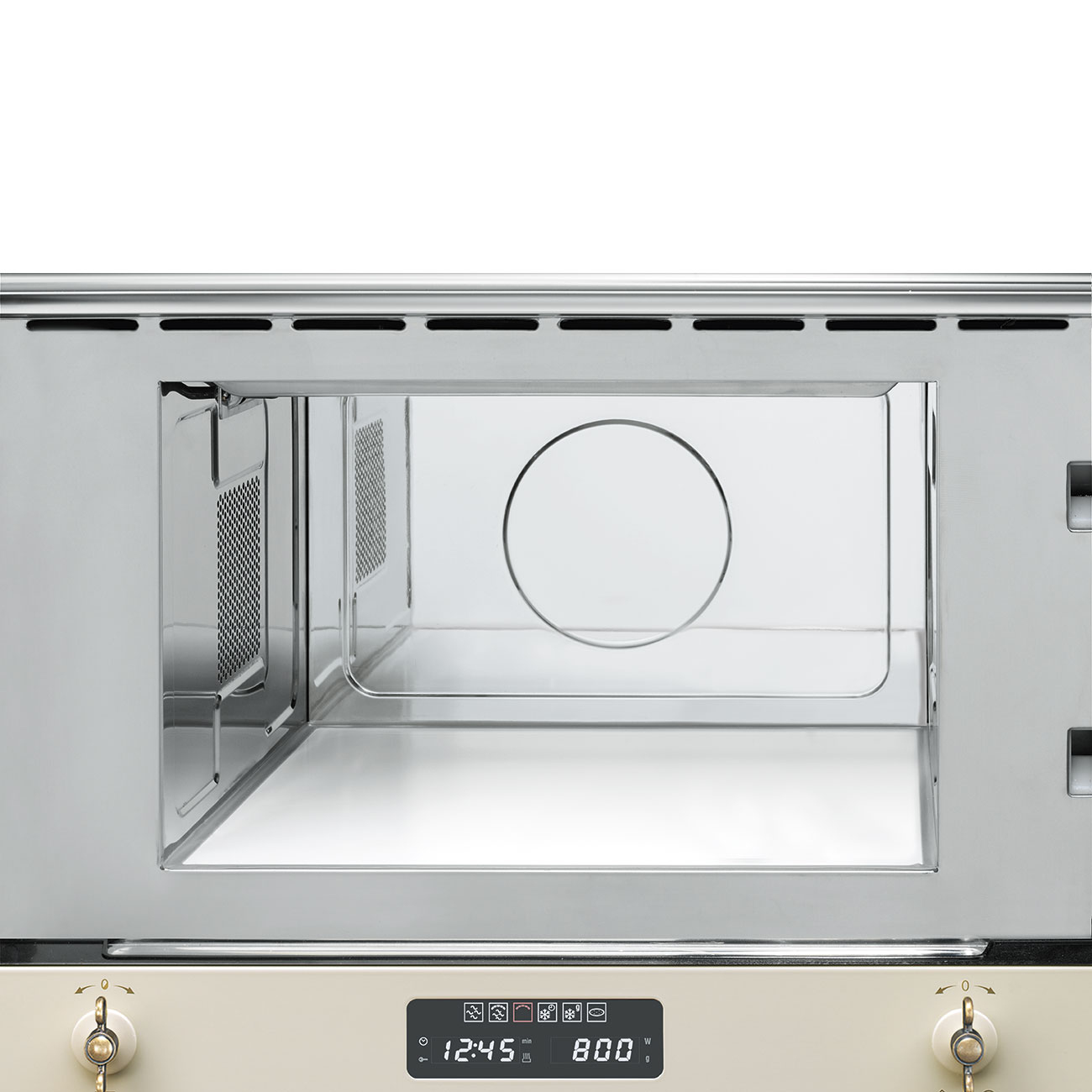 Interno di forno a microonde beige con porta in vetro e display digitale che mostra ora e potenza.