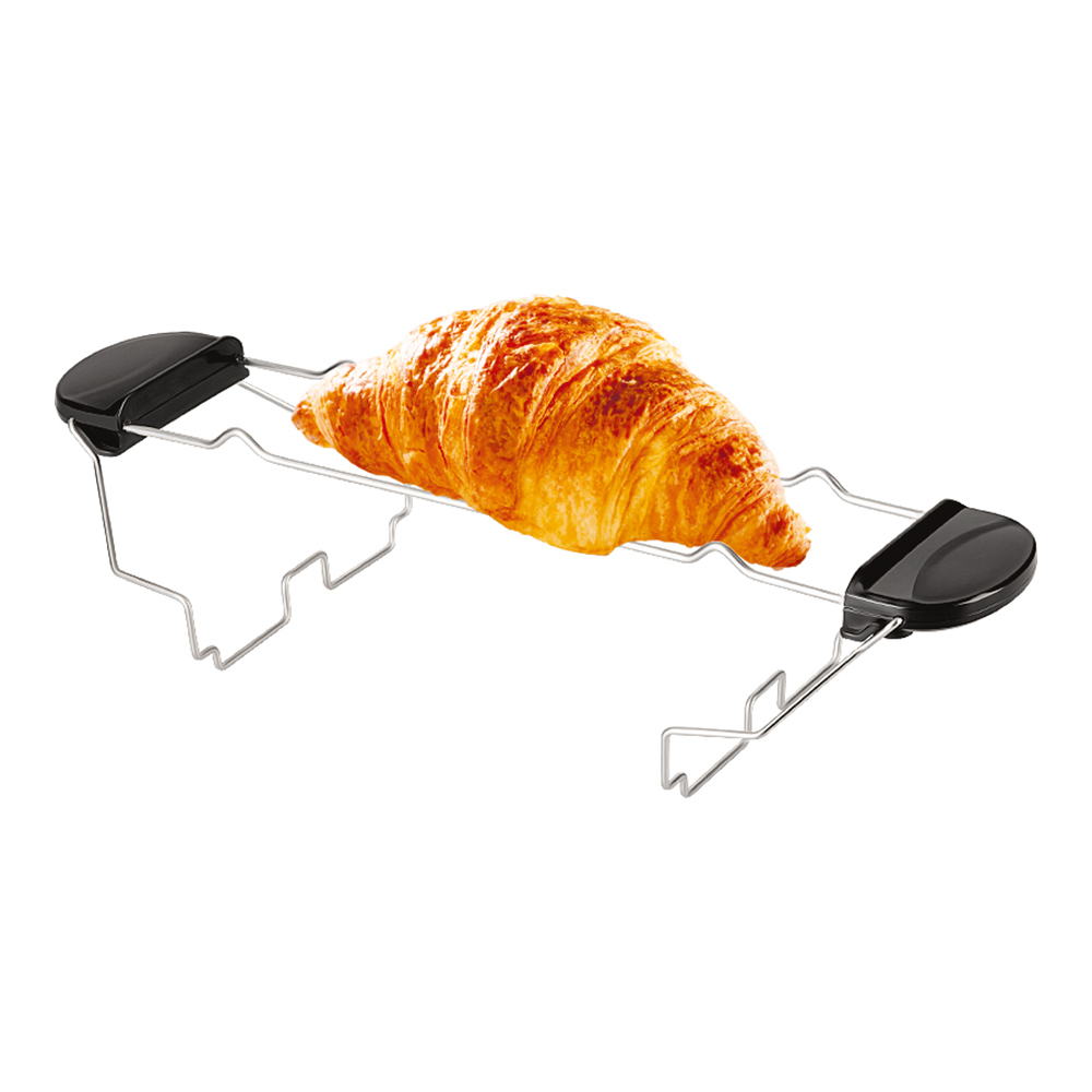 Ein goldbraunes Croissant liegt auf einem silbernen, offenen Toasterrost.