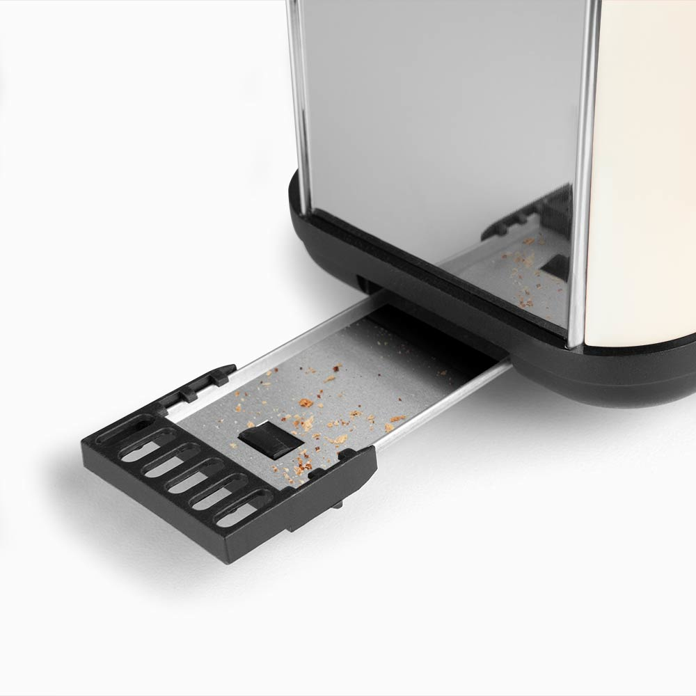 Toster z wysuniętą tacką na okruchy, pokazującą okruchy.