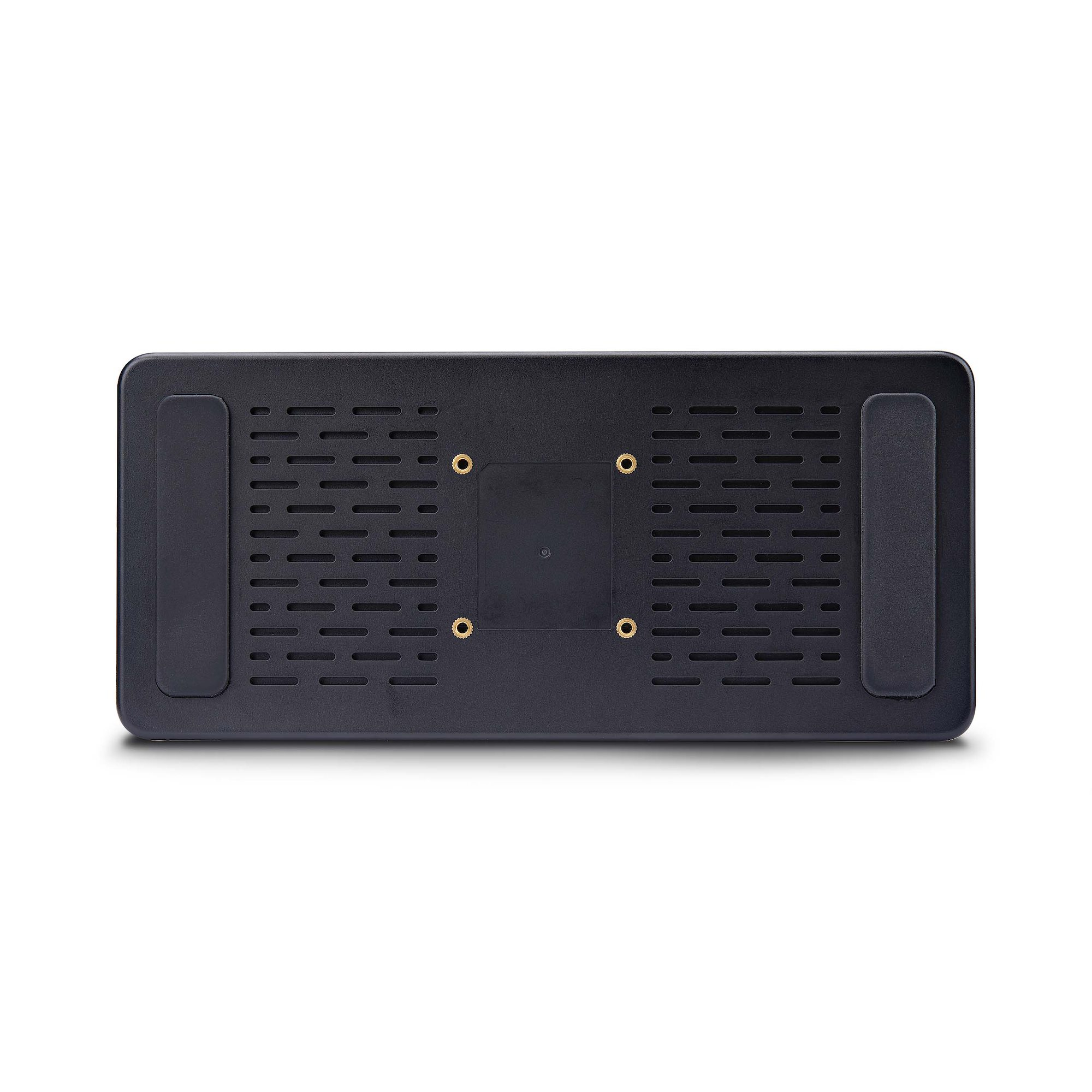 Un appareil rectangulaire noir vu d'en bas. Plusieurs trous et deux parties en forme de poignée.