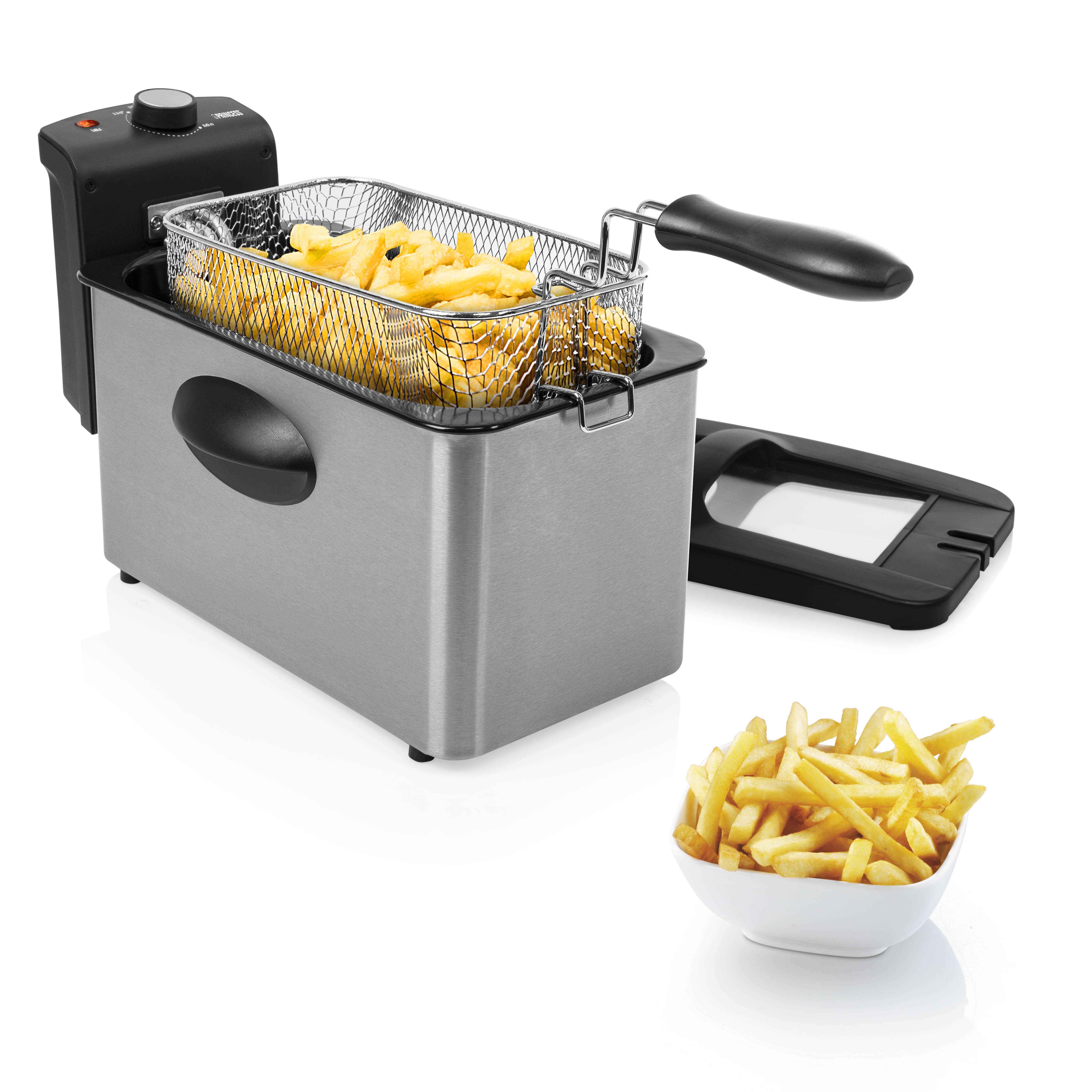 Srebrna frytownica z koszem frytek. Miska frytek po prawej stronie na białym tle.