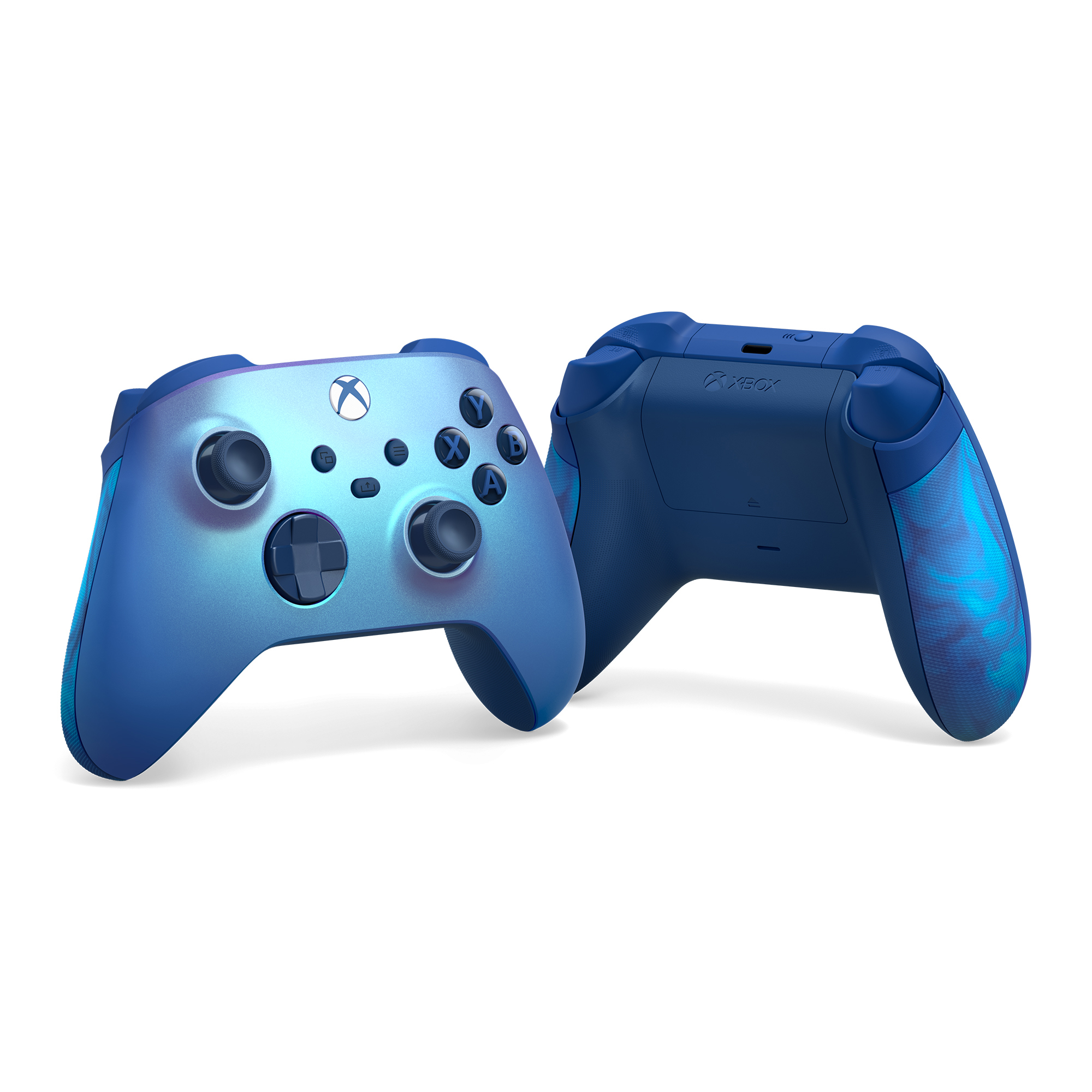 Zwei blaue Xbox-Controller, Vorder- und Rückansicht, auf weißem Grund.