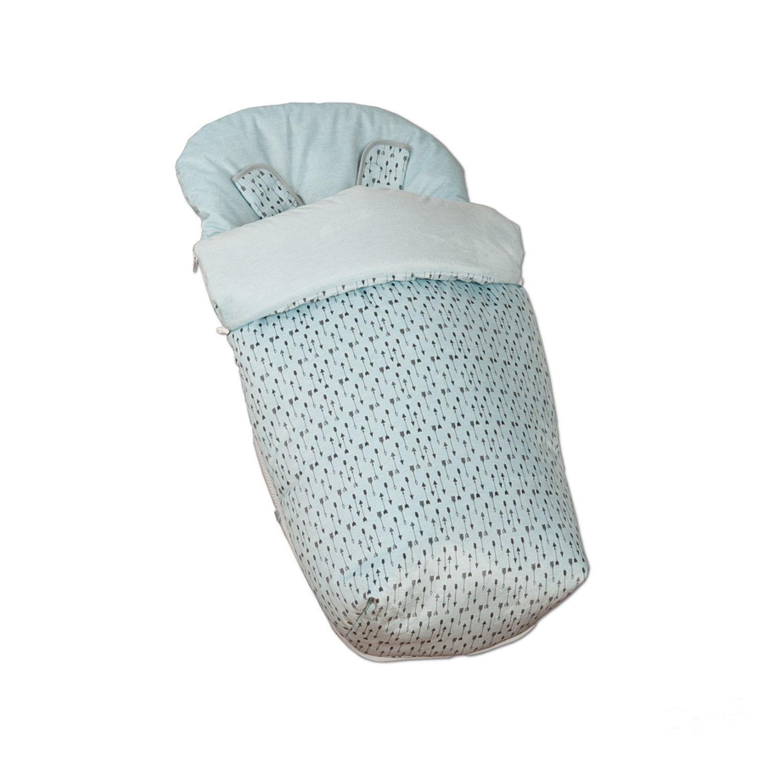 Saco de dormir para bebé en color azul claro. Tiene un patrón de flechas y un reposacabezas.