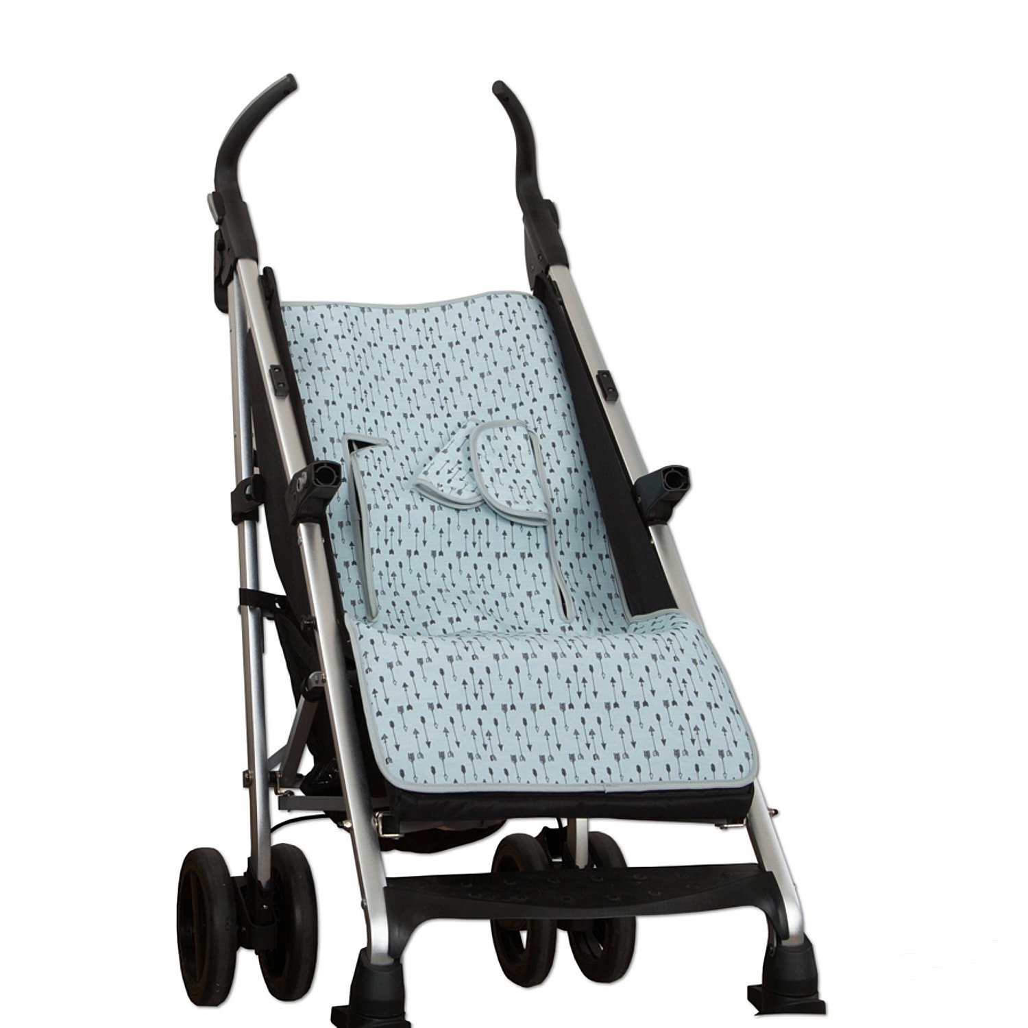 Un cochecito azul claro y plateado con un asiento estampado.