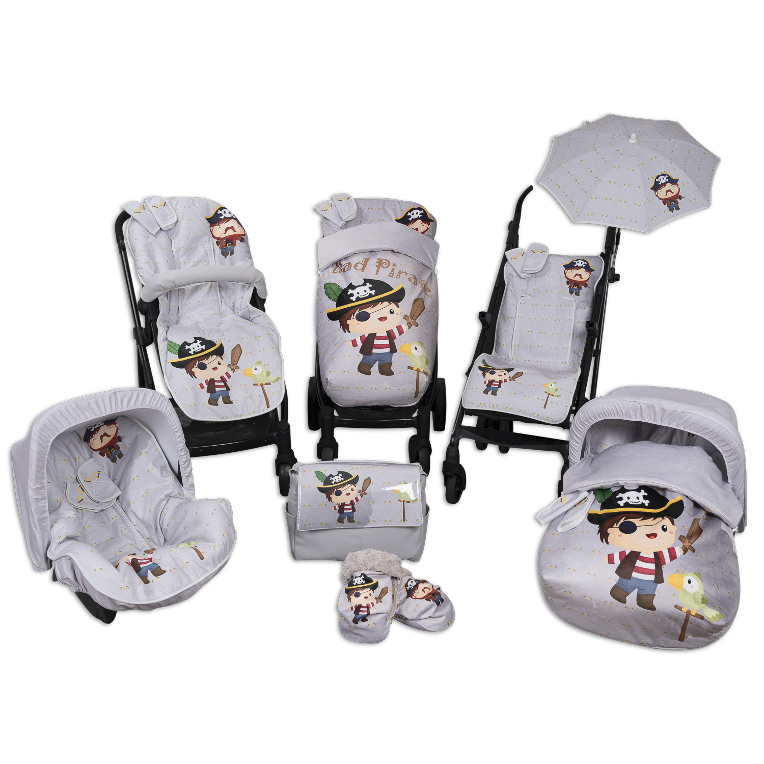 Un conjunto de artículos para bebés con un tema pirata: cochecito, asiento de coche, bolso y accesorios.
