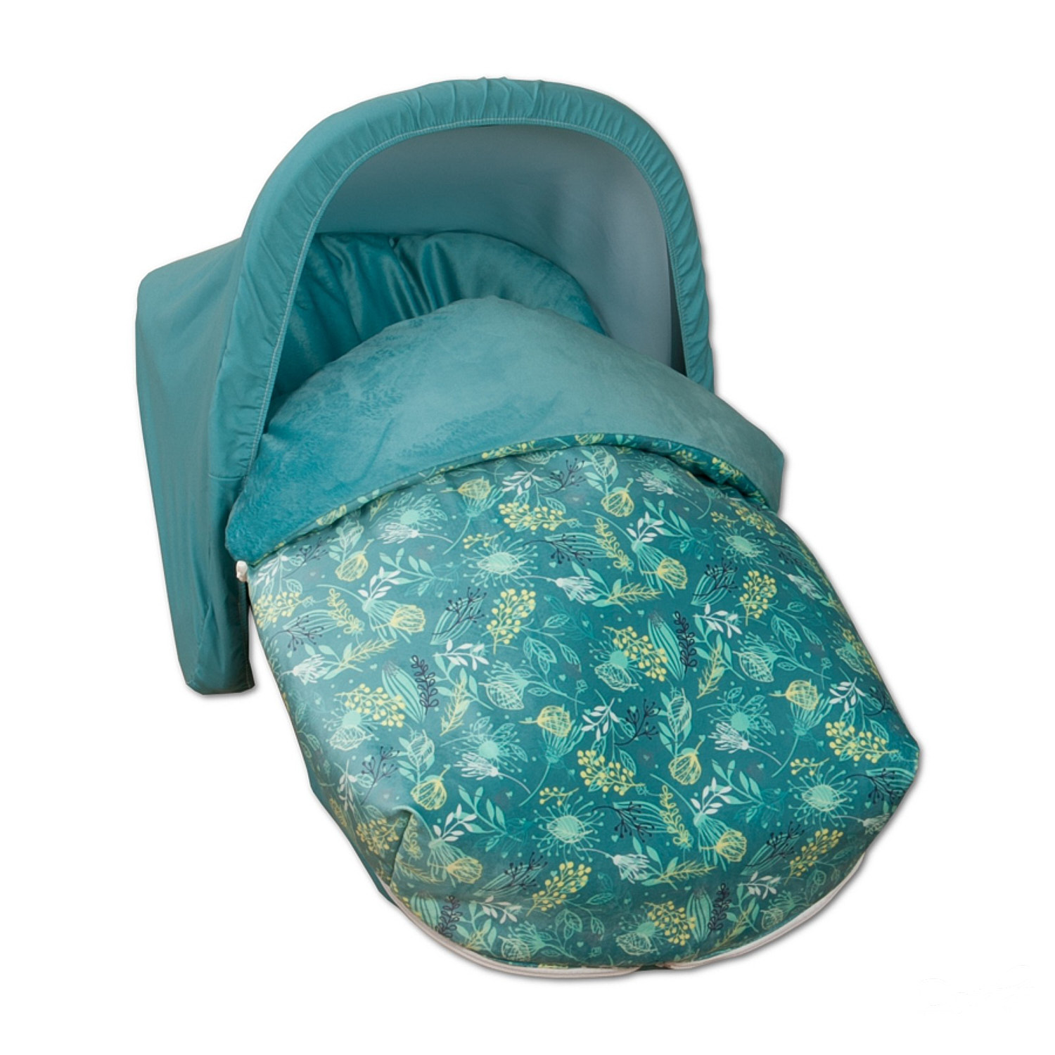 Un portabebés con exterior verde azulado e interior con estampado floral, fondo blanco.