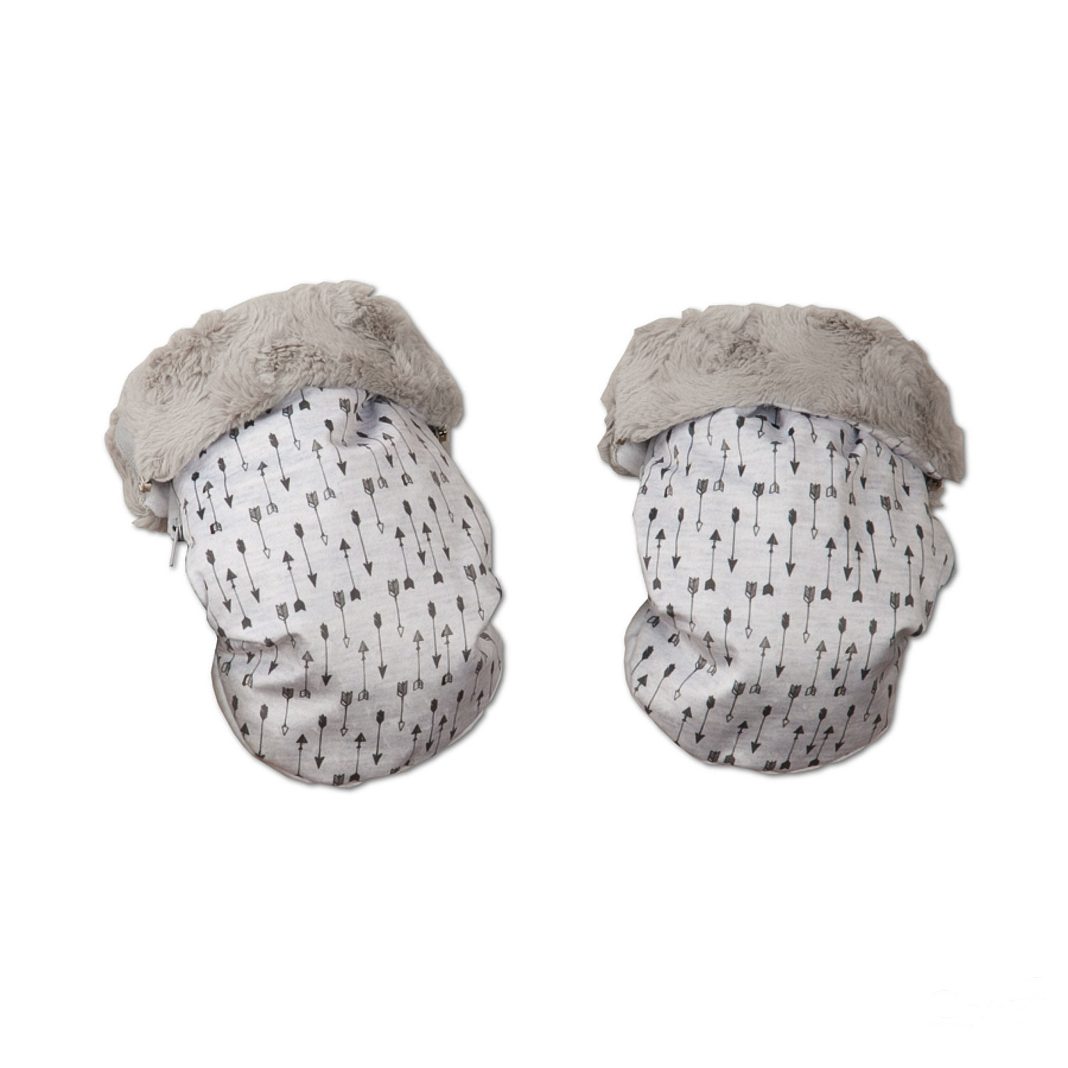 Dos patucos de bebé con estampado de flechas y ribete de piel sintética gris, sobre fondo blanco.
