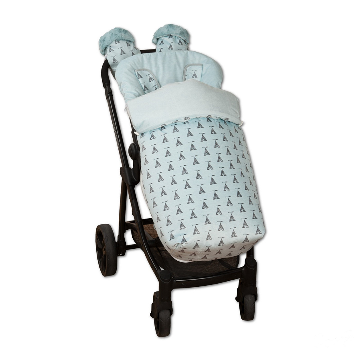 Cochecito de bebé con saco de dormir azul claro con estampado de la Torre Eiffel.