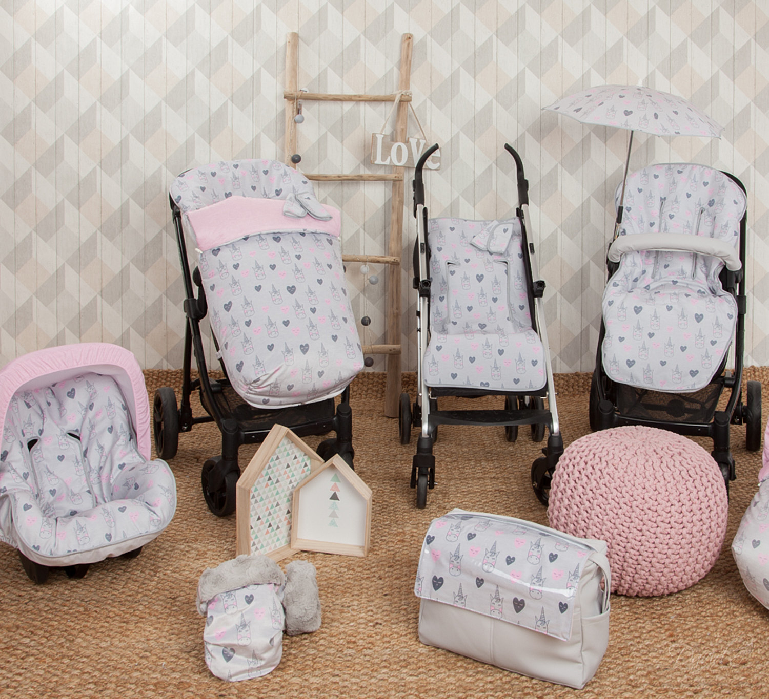Conjunto de cochecito de bebé con varios accesorios.