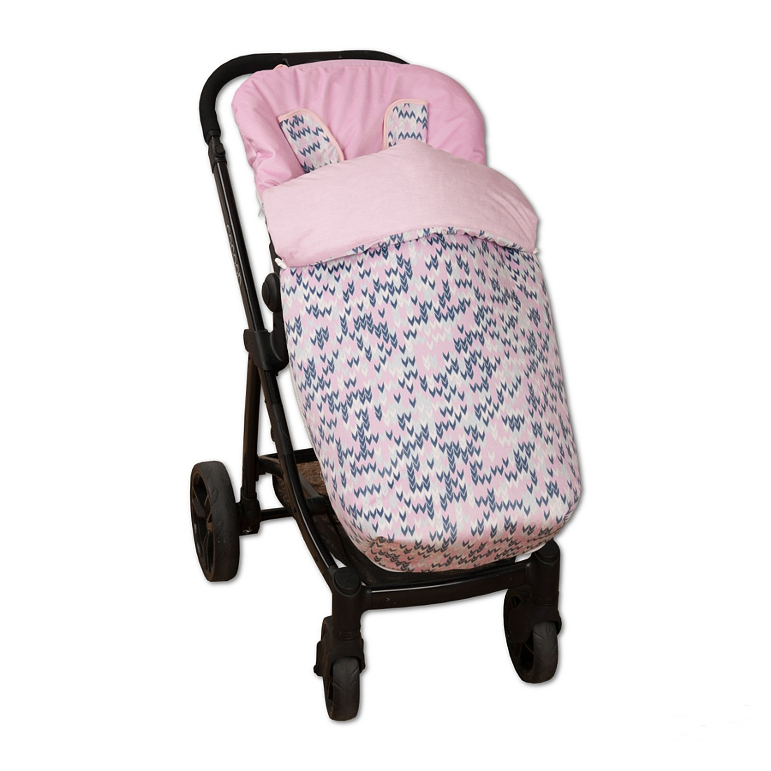 Cochecito con saco de dormir rosa y azul con estampado de chevrón. Fondo blanco.
