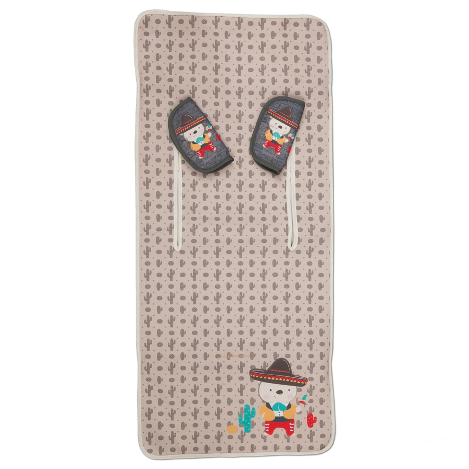 Una funda de asiento de cochecito con tema de cactus y un oso de dibujos animados.