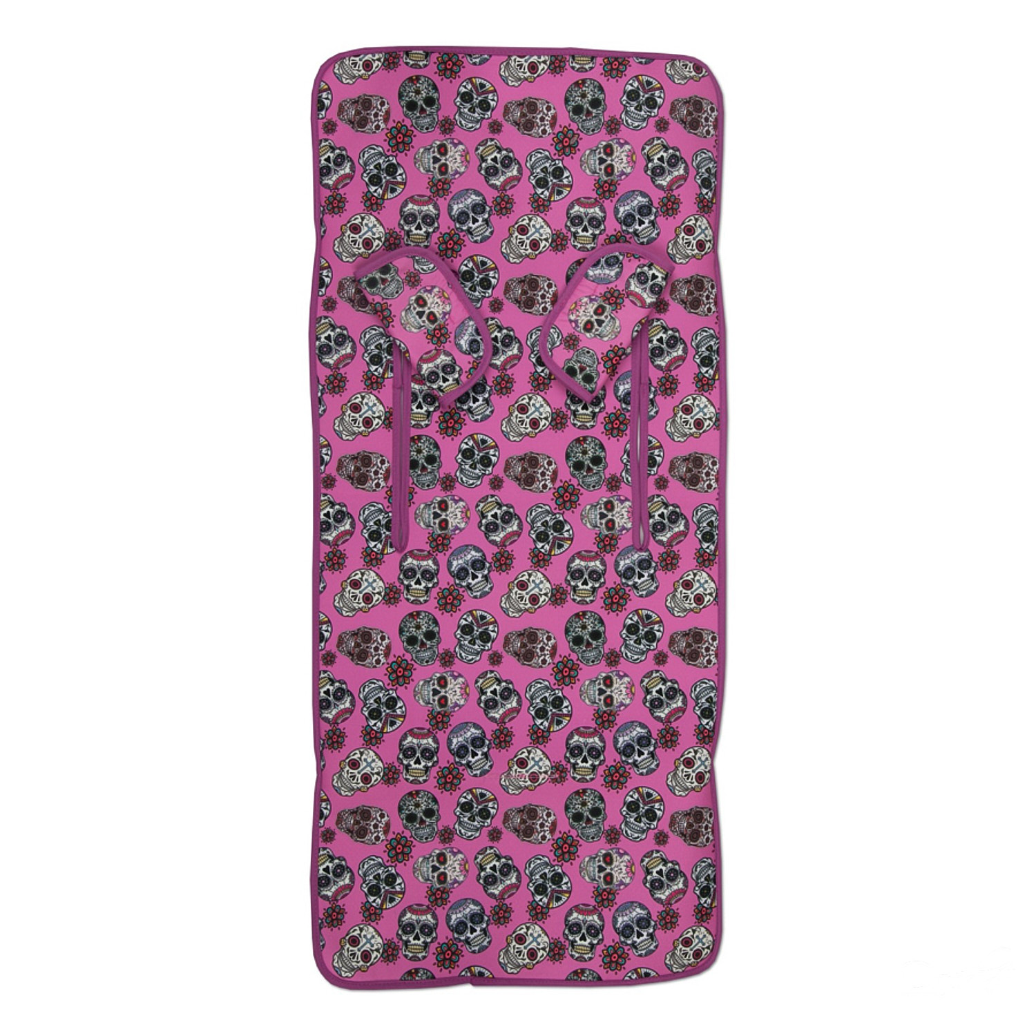 Una funda rosa para asiento de cochecito con un patrón de calaveras, sobre fondo blanco.