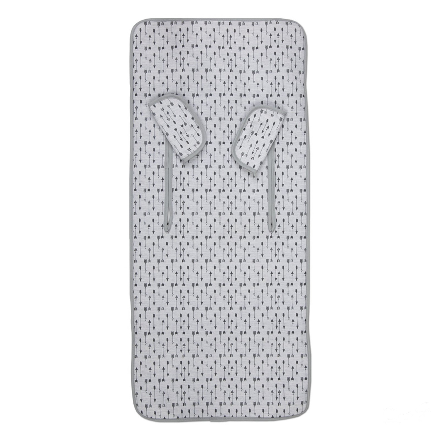 Funda de colchón para bebé con estampado de flechas. Flechas grises sobre blanco. Aislada sobre fondo blanco.