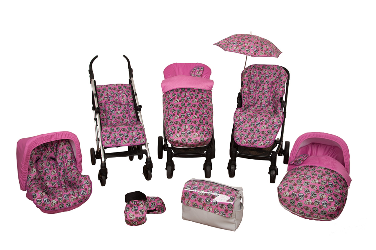 Un conjunto de artículos para bebés con un patrón rosa: cochecito, asiento de coche y accesorios. Fondo blanco.