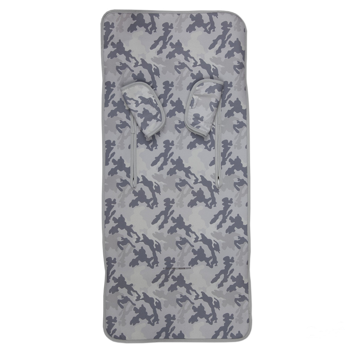 Un cambiador con estampado de camuflaje en gris y blanco.