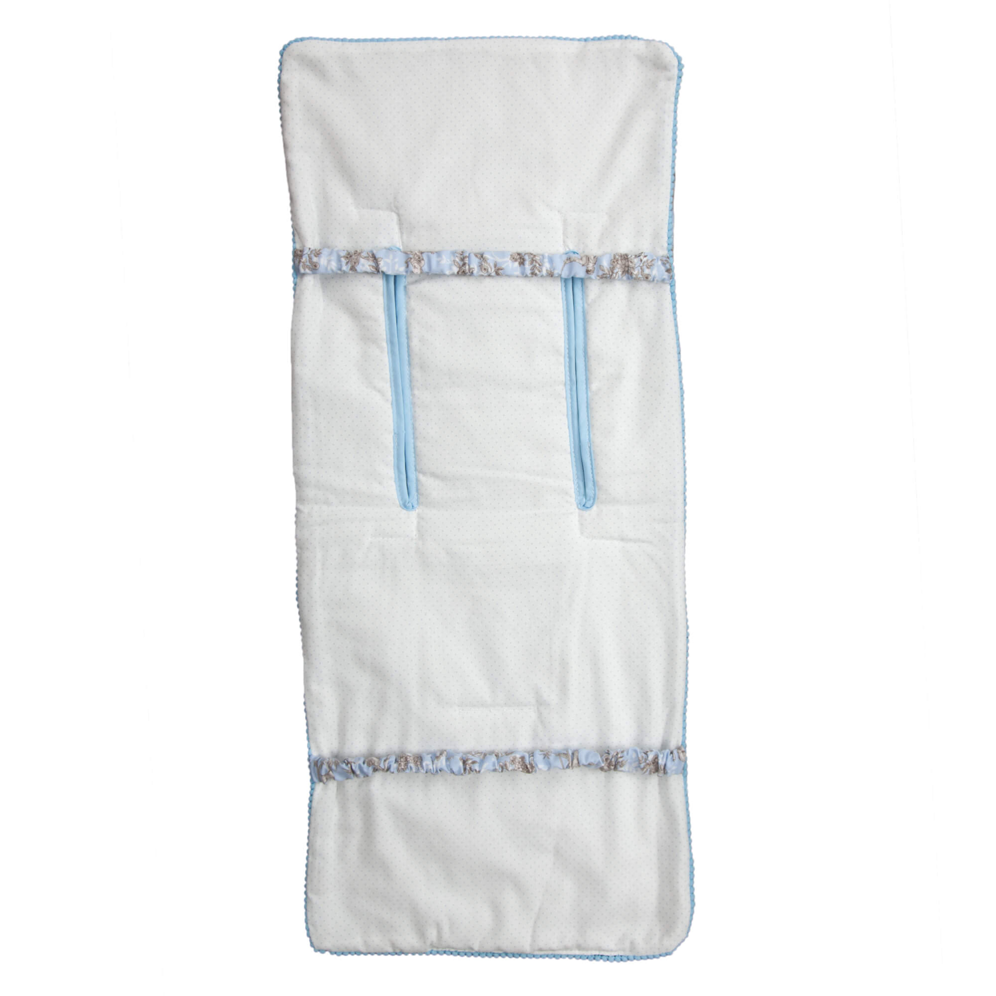 Una funda de colchón para bebé blanca con ribete y correas azules, con un estampado floral.
