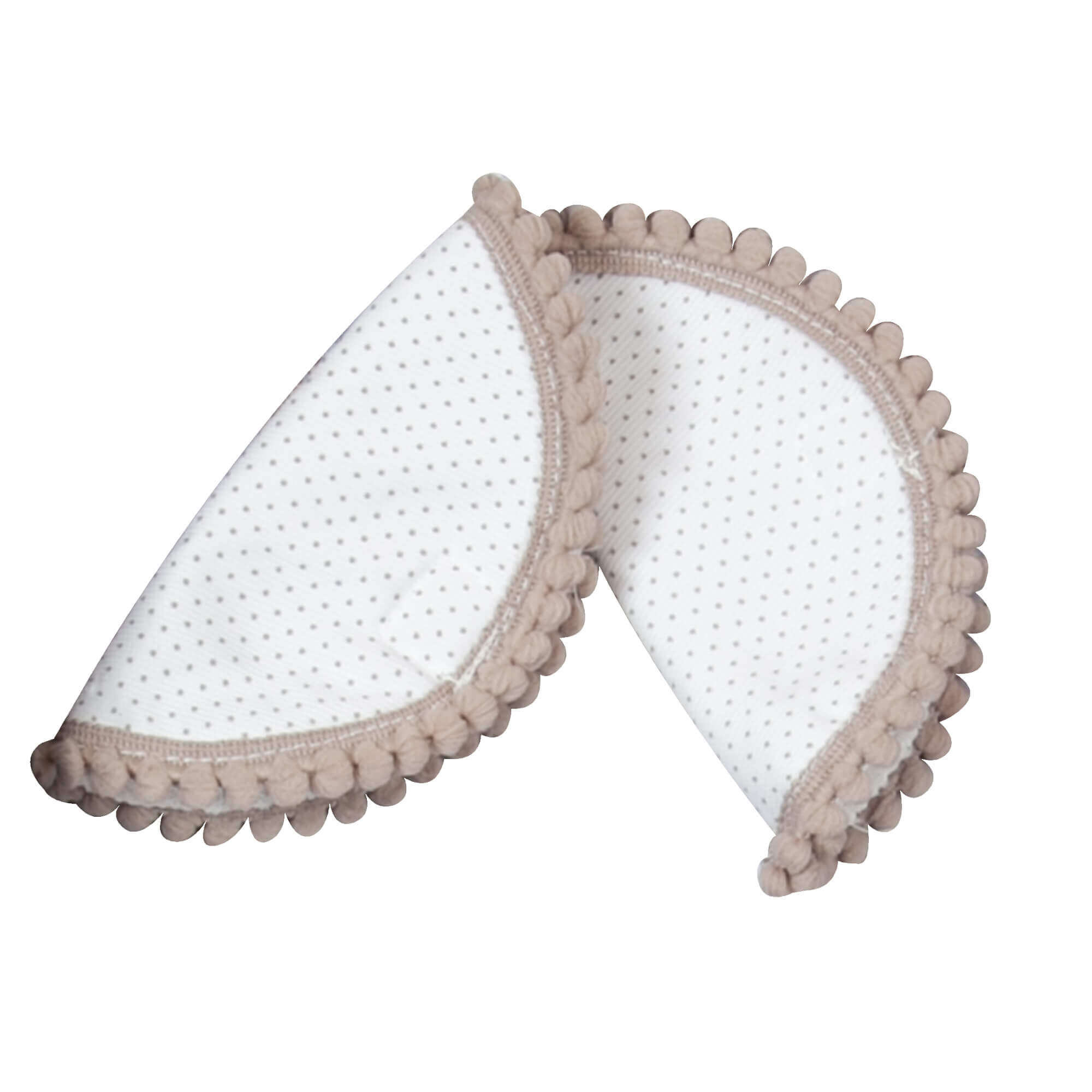 Dos cubiertas de bebé blancas y beige con lunares. Fondo blanco.