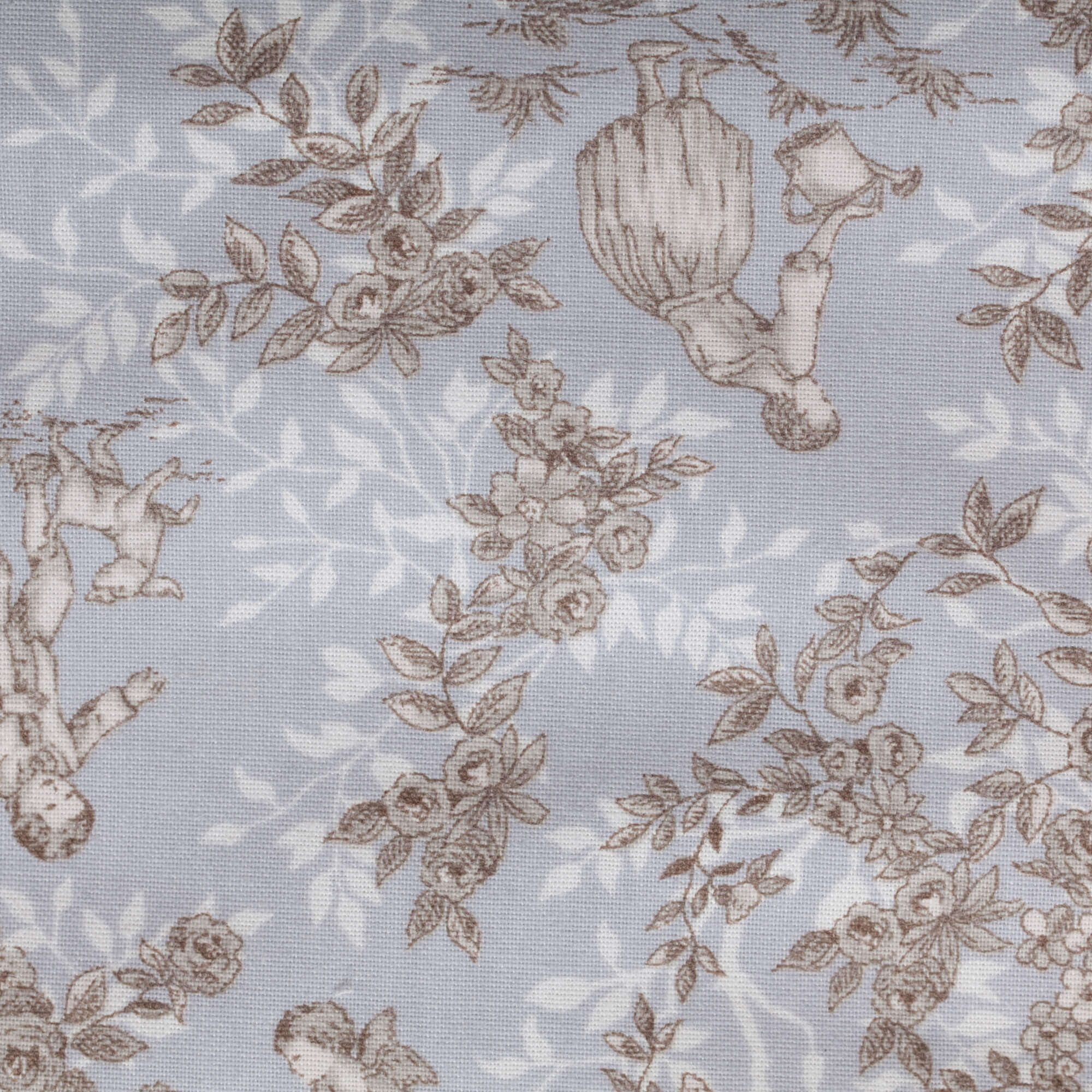 Tejido floral azul claro con figuras y flores marrones. Patrón repetitivo, textura suave.