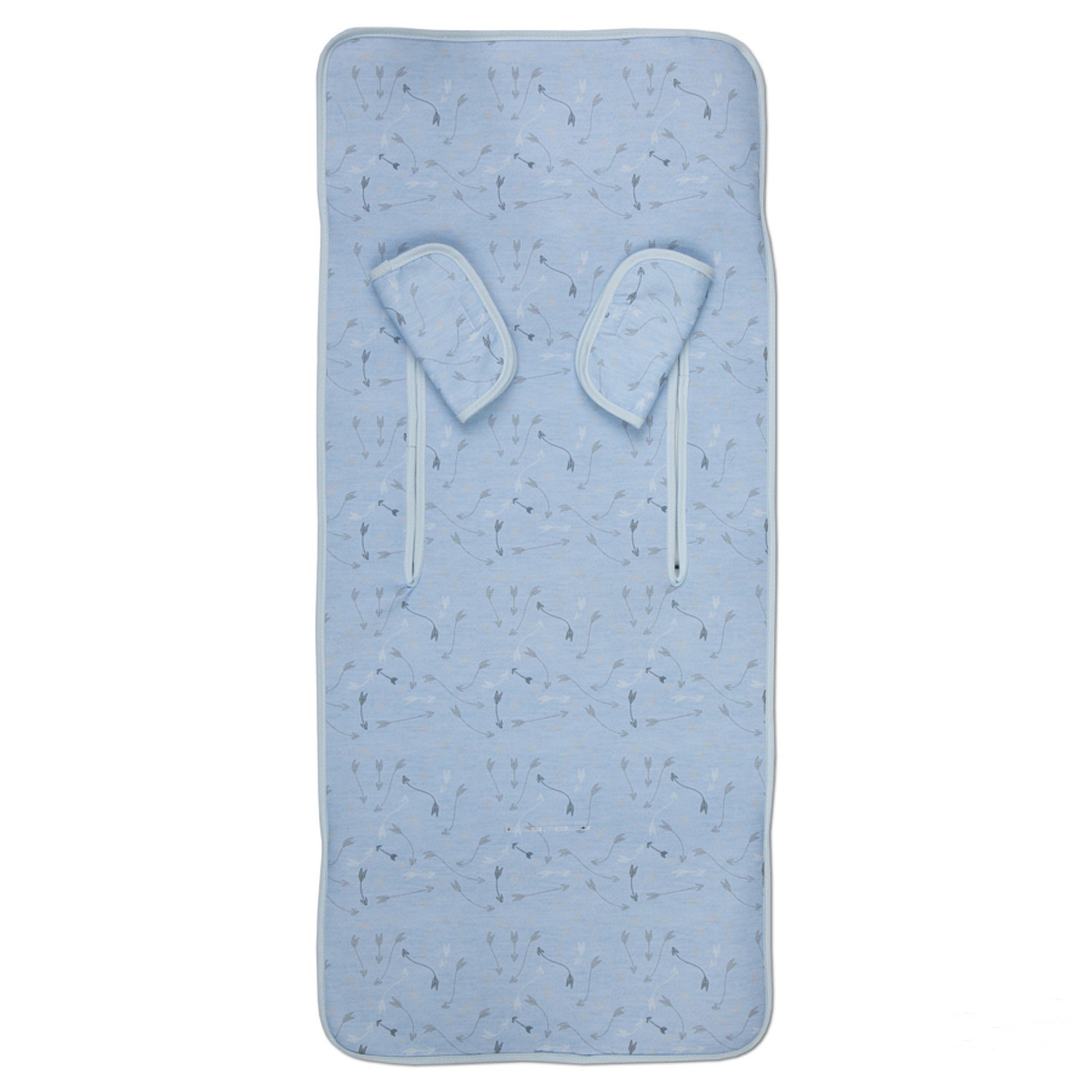 Cambiador para bebés con estampado de flechas. Es azul claro con dos correas para almohadas. Vista superior, fondo blanco.