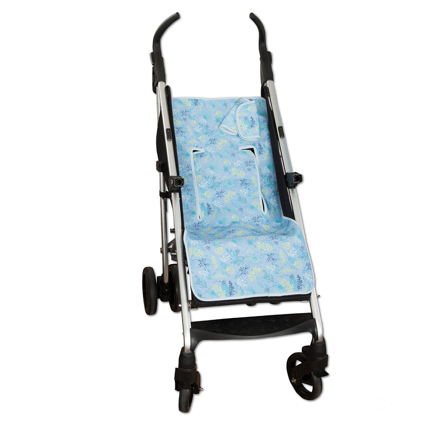 Cochecito de bebé con estampado floral azul. Marco negro con ruedas. Fondo blanco.
