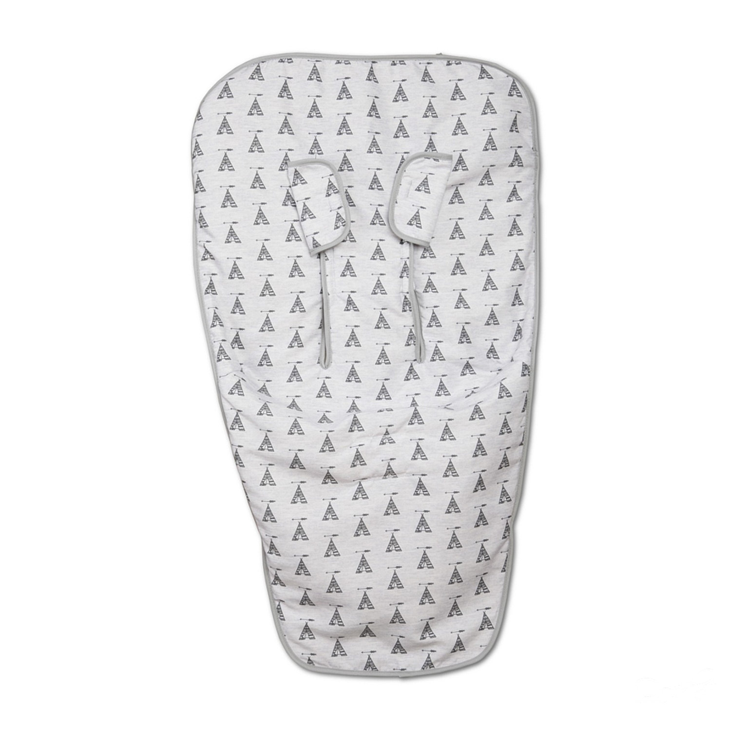 Un inserto para asiento de bebé con un patrón de tipi repetido en tela blanca.