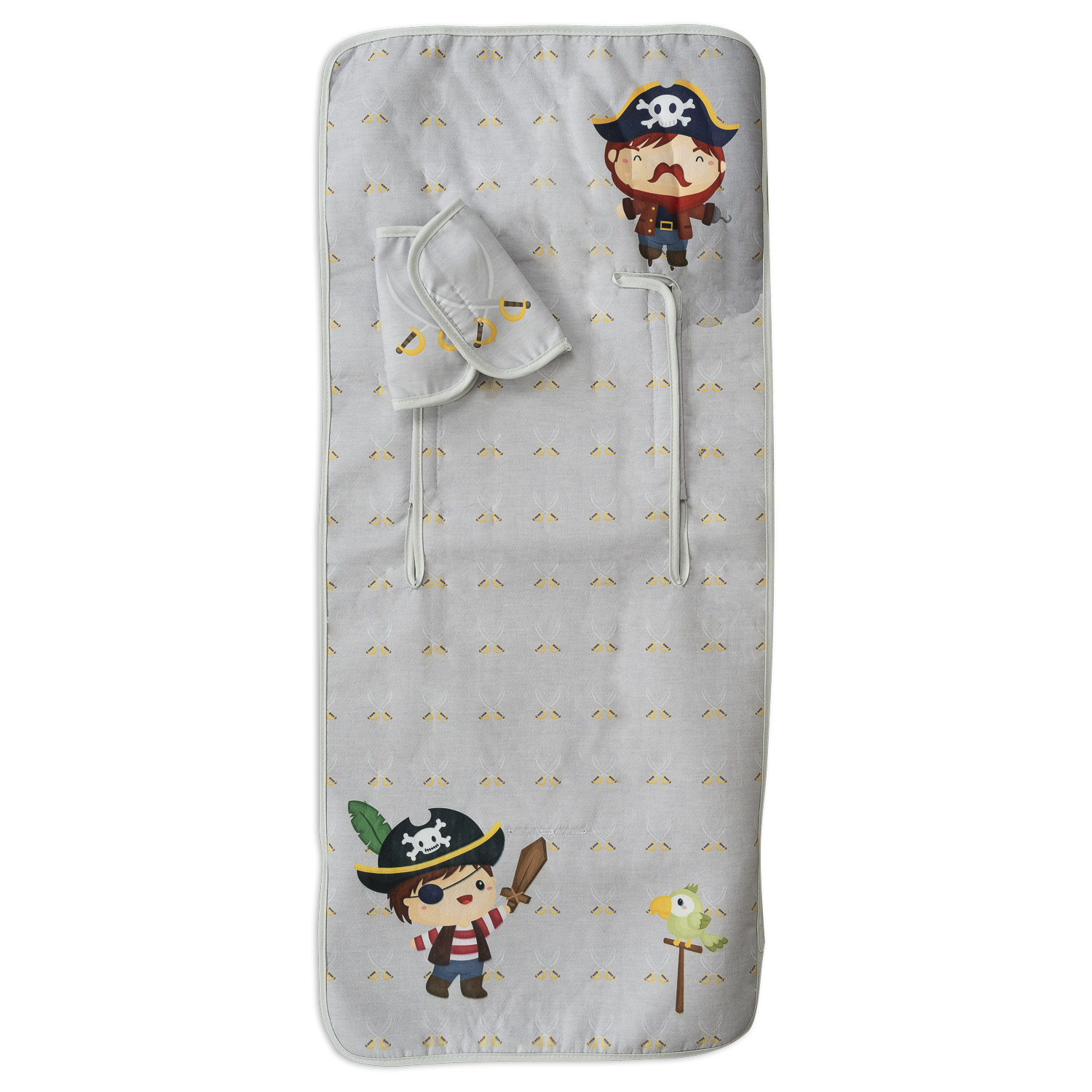 Forro de cochecito de bebé con tema pirata. Se ven piratas de dibujos animados y un loro.