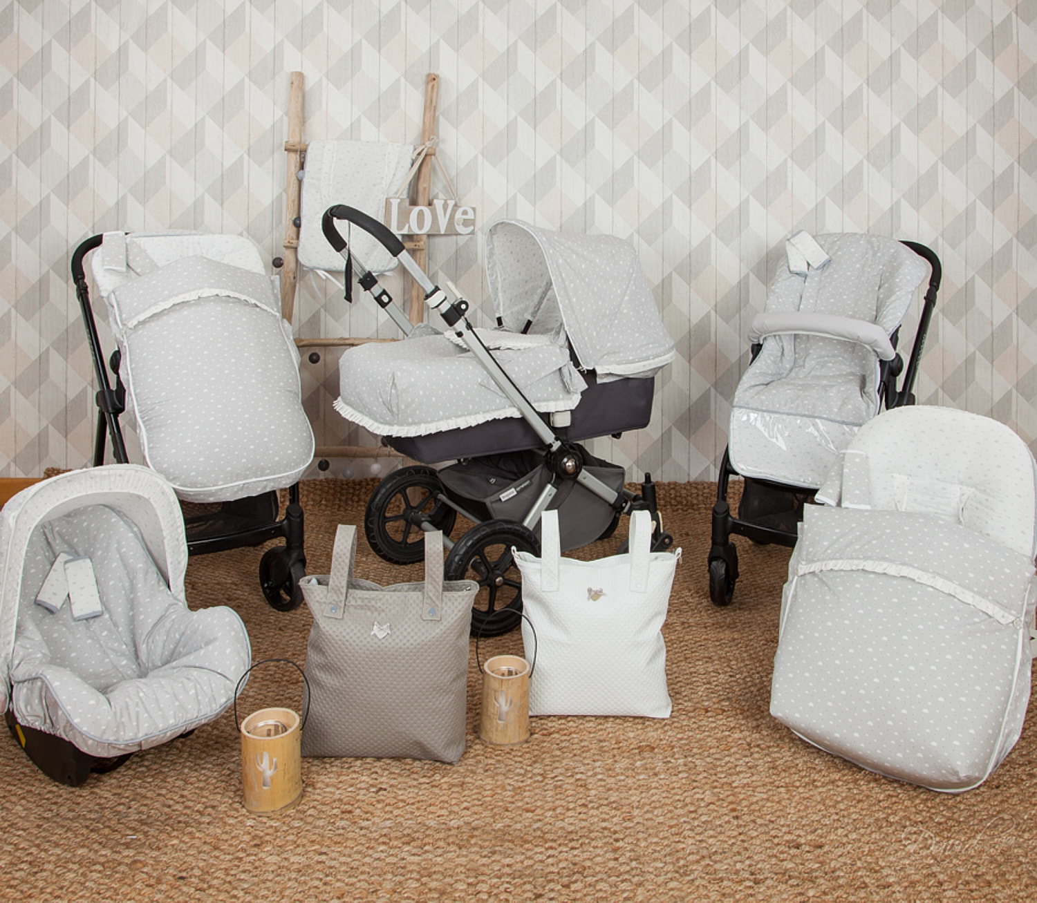 Artículos para bebés: cochecito, asiento de coche y accesorios en un cuarto de niños, con un tema gris claro.