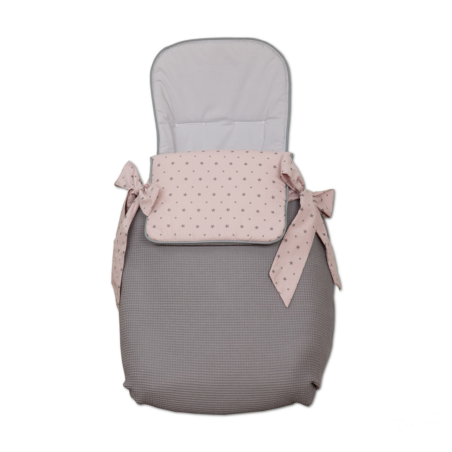 Un saco de dormir gris y rosa para cochecito con lazos, sobre fondo blanco.