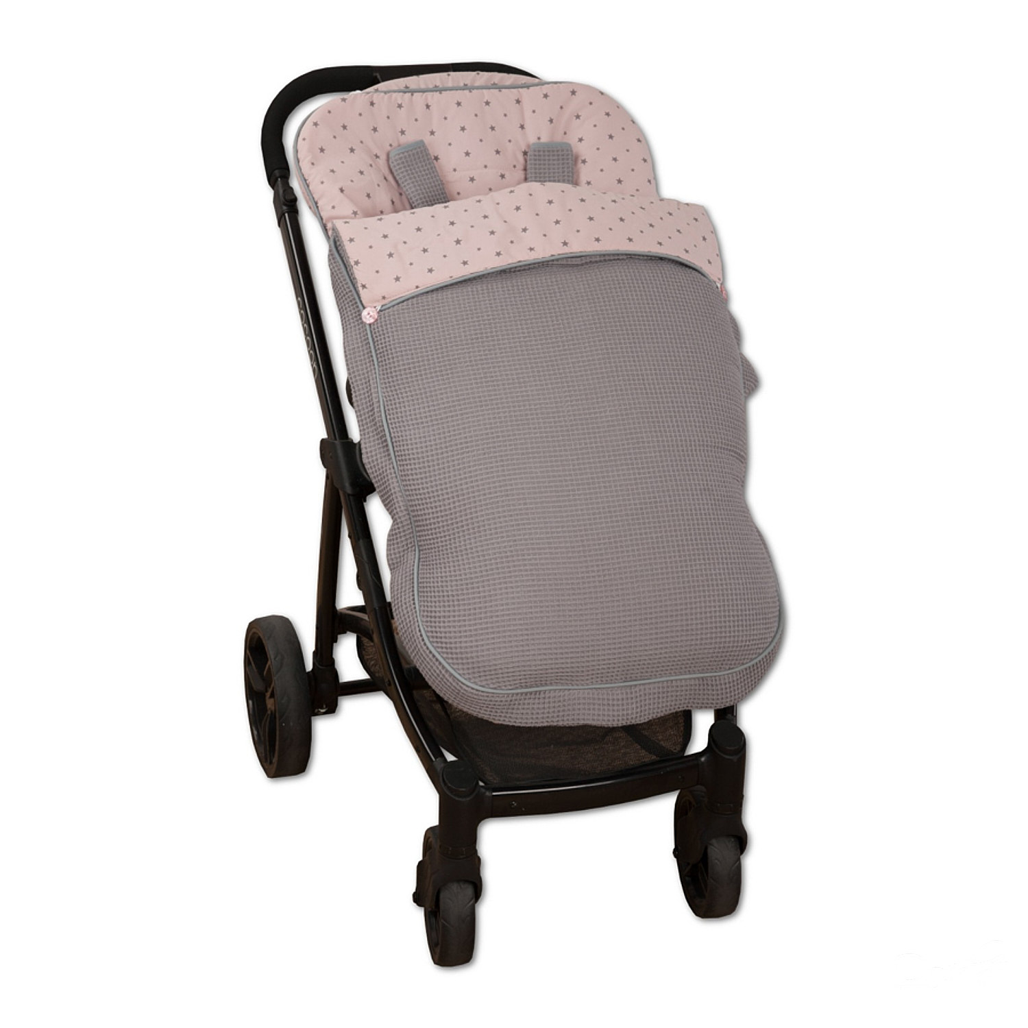 Un cochecito gris con un nido para bebé con estampado rosa y gris.