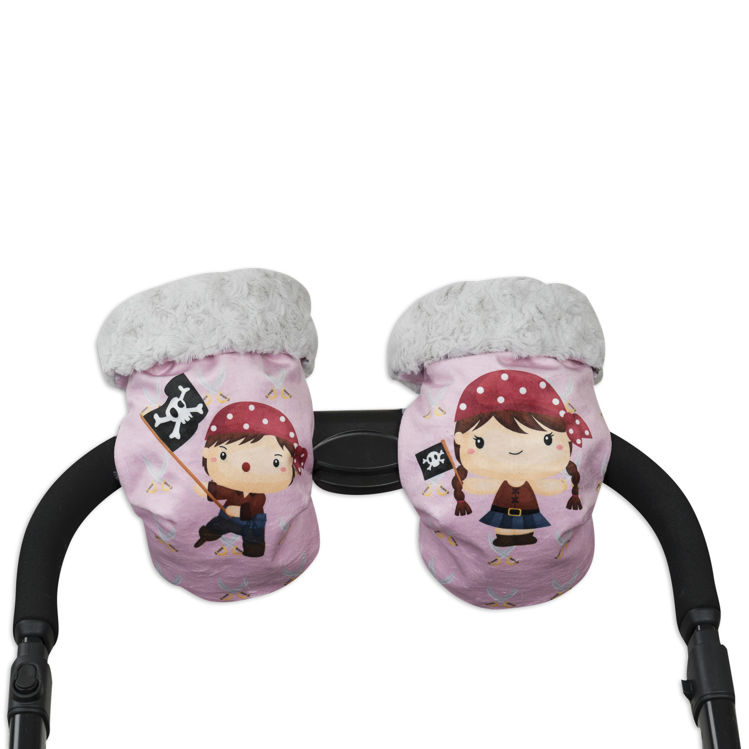 Dos mitones rosas para bebés con diseño de pirata. Mango de cochecito negro visible abajo. Fondo blanco.
