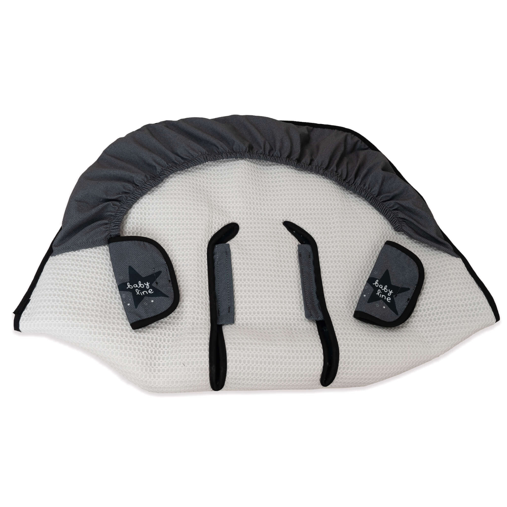 Una funda blanca para asiento de bebé con reposacabezas de malla gris y detalles de estrellas.