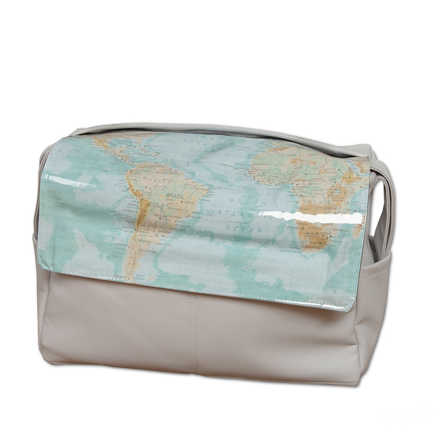 Una bolsa de pañales gris con un mapa impreso en la solapa, que muestra continentes y océanos.