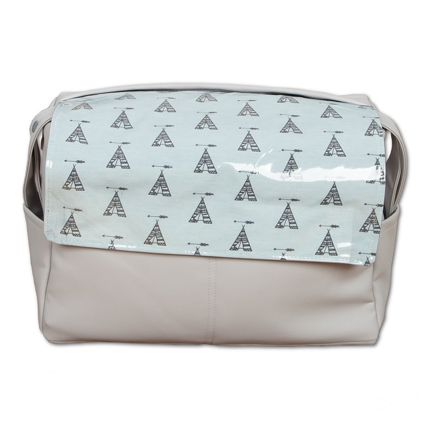 Bolso pañalera beige con solapa azul claro. La solapa tiene un patrón de tipi y flechas. Fondo blanco.