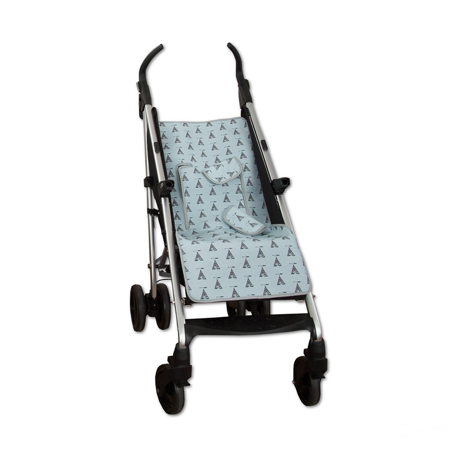 Un cochecito de bebé con asiento azul y un patrón de pequeñas torres.