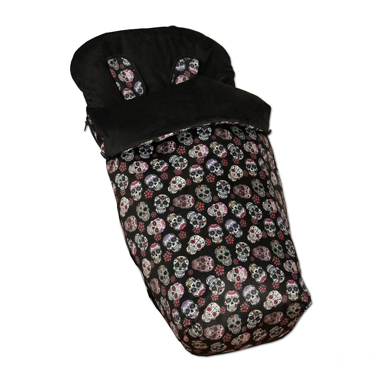 Saco de dormir para bebé con estampado de calaveras sobre fondo negro.