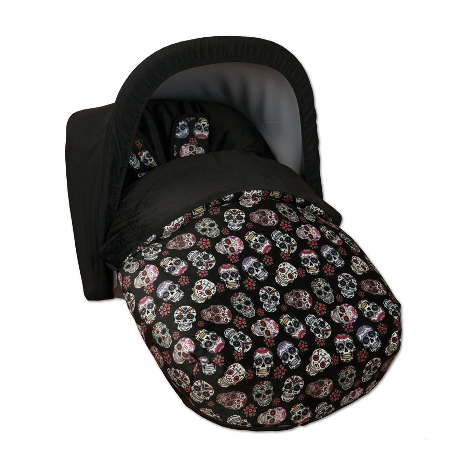 Ropa de cama negra para cochecito con diseño de calaveras de azúcar. Fondo negro.