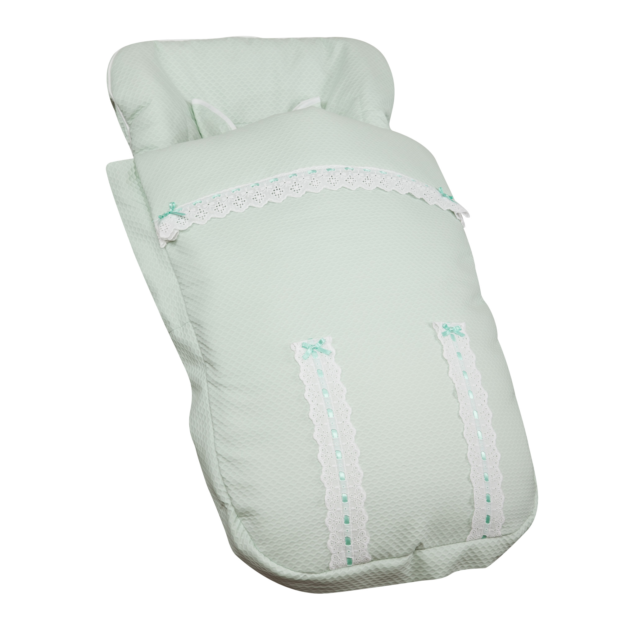 Un saco de dormir para bebé verde menta con adornos de encaje blanco y cintas. Tiene una textura acolchada.