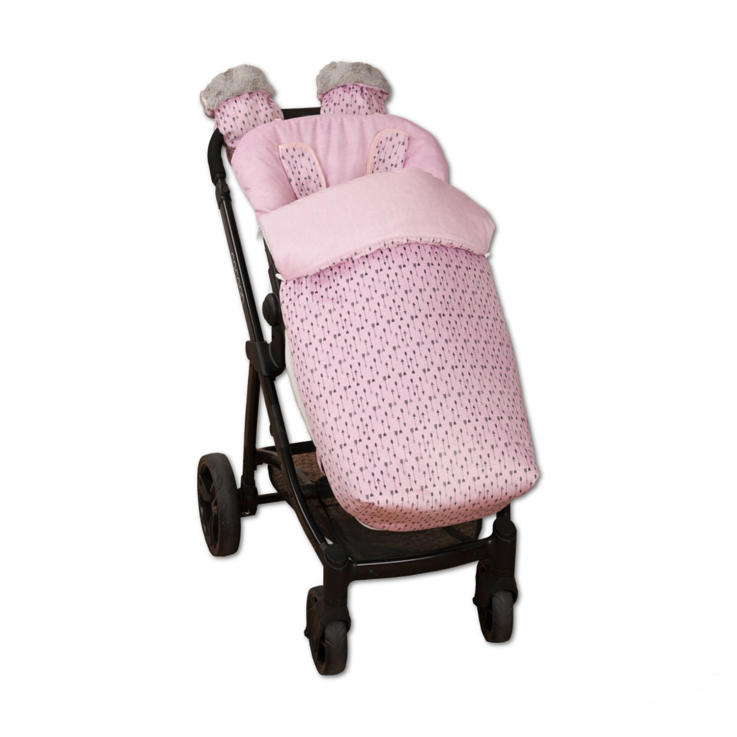 Cochecito rosa con capazo. Decorado con tela rosa. Fondo blanco.