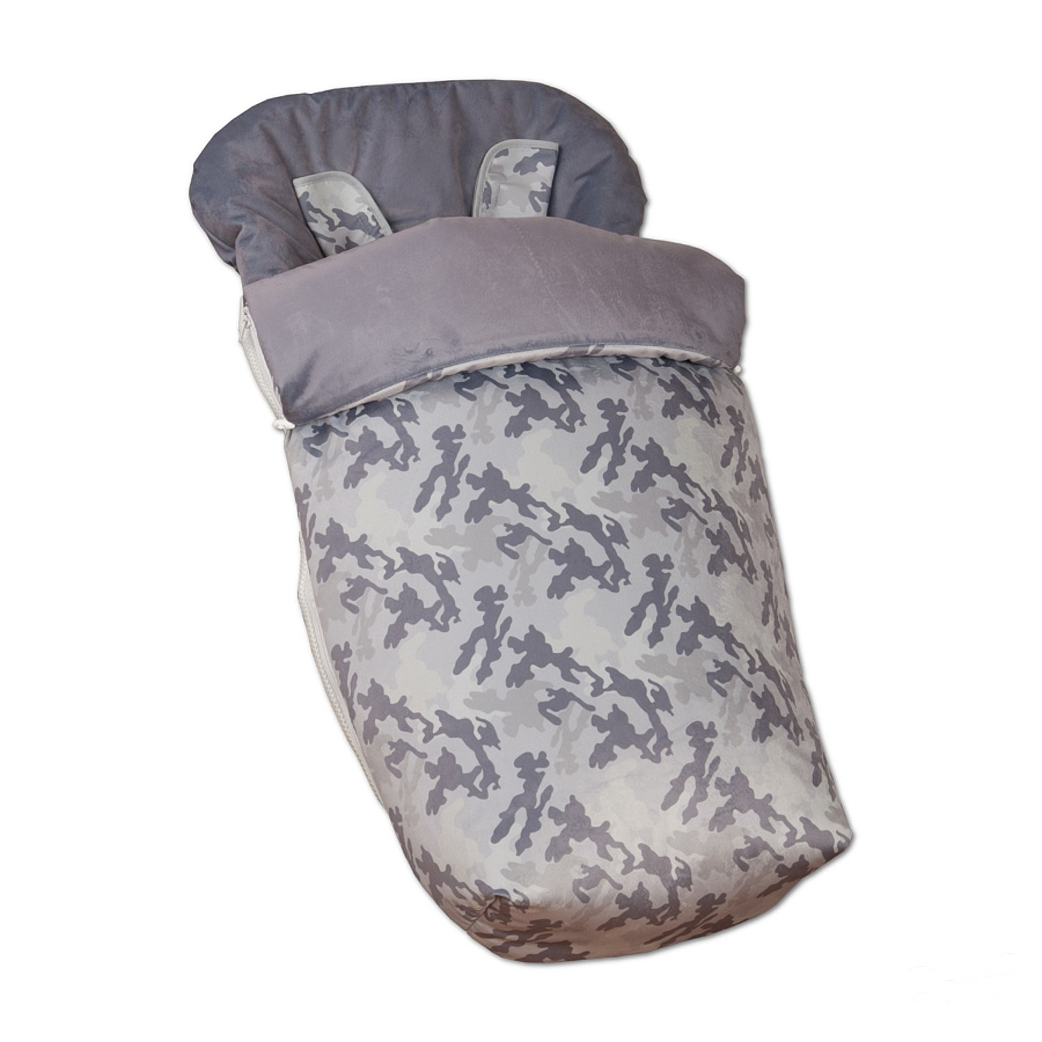 Saco de dormir gris para bebé con estampado de camuflaje. Aislado sobre fondo blanco.