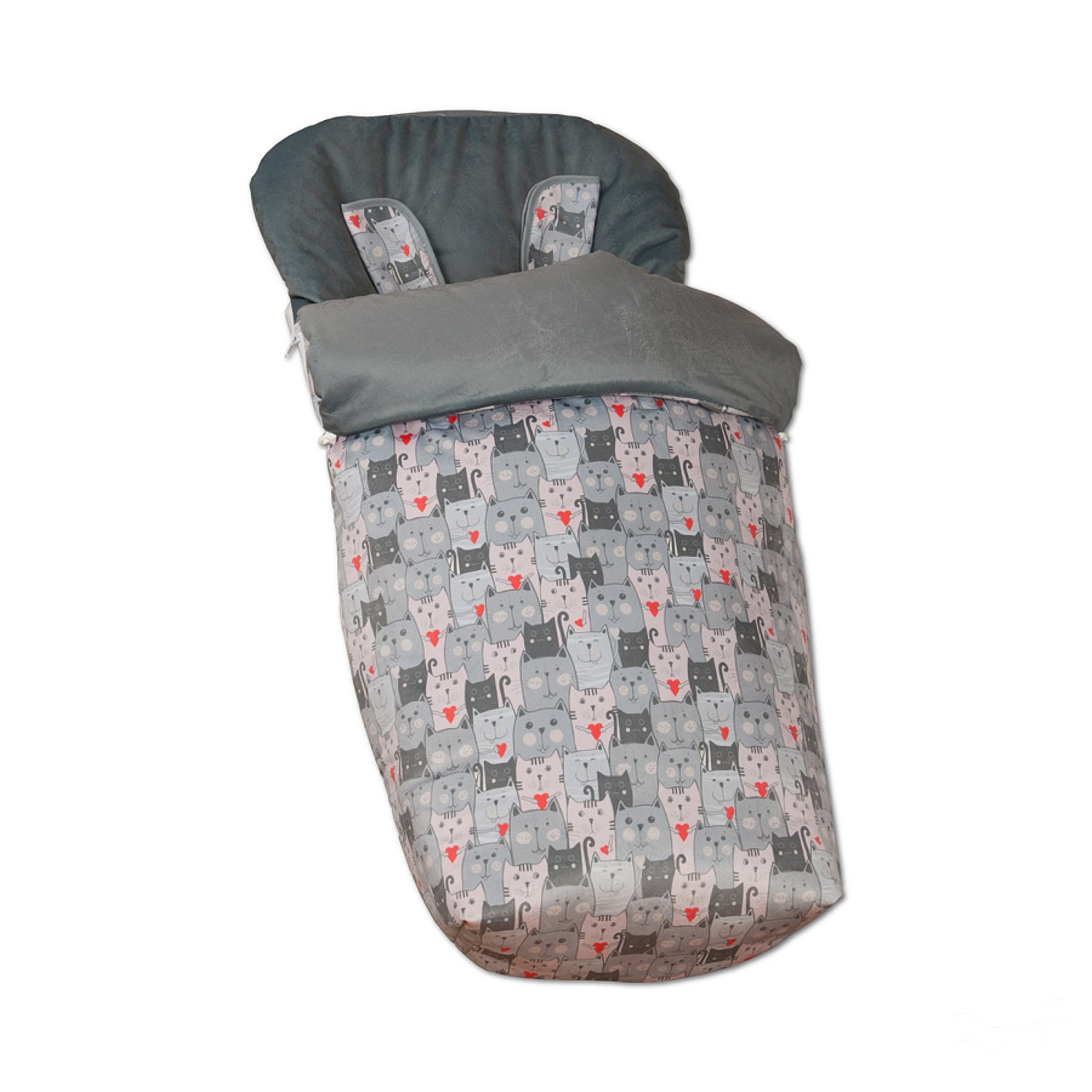 Saco para cochecito con estampado de gatos grises y blancos. Fondo blanco.
