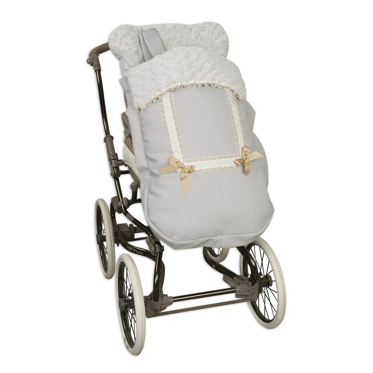 Cochecito de bebé gris con un saco de dormir gris y blanco. El cochecito tiene ruedas blancas.