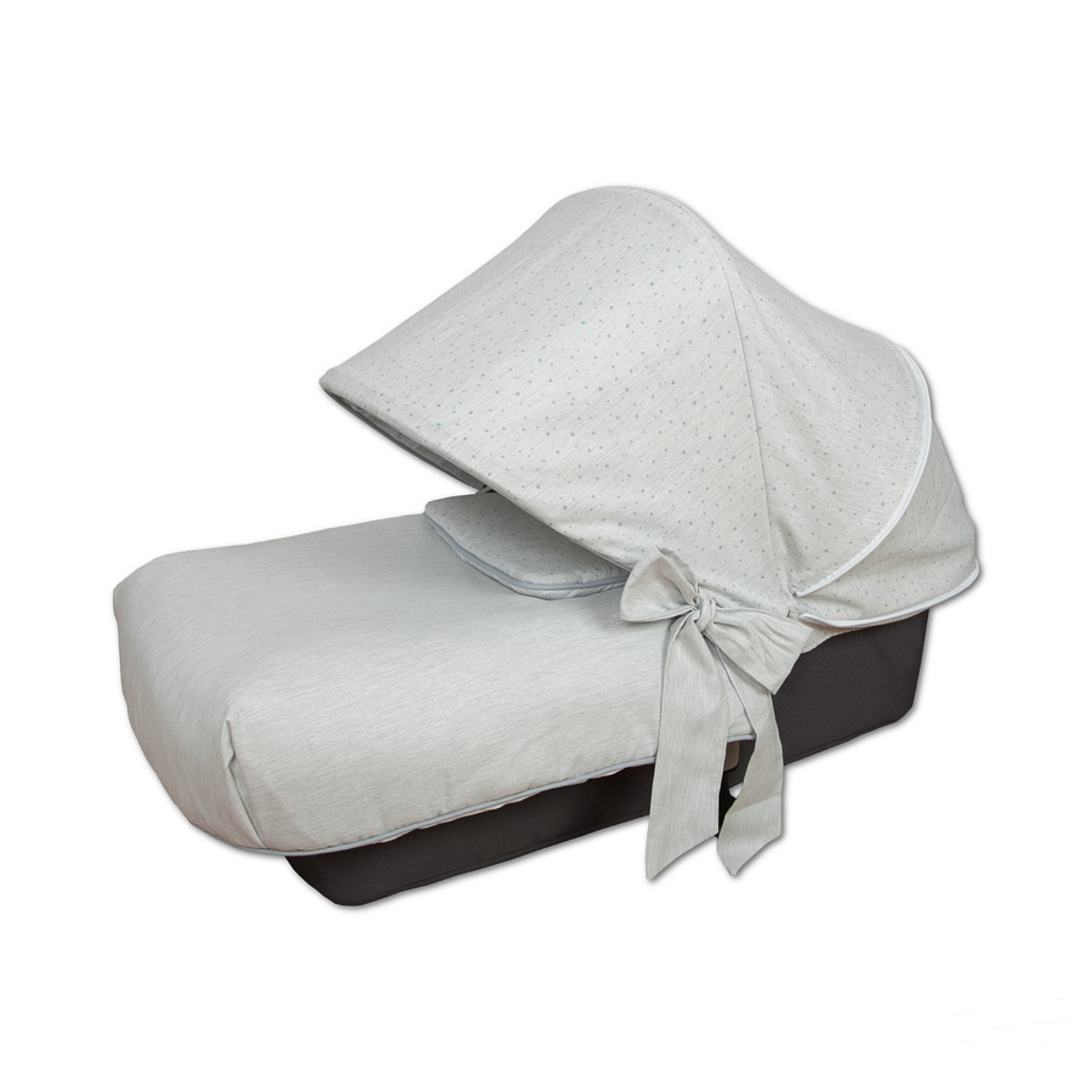 Una cuna de cochecito de bebé con una cubierta gris y un toldo blanco.