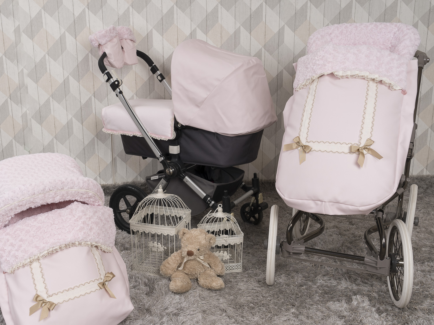 Juego de cochecito de bebé con esquema de color rosa y gris y accesorios. Suelo marrón.