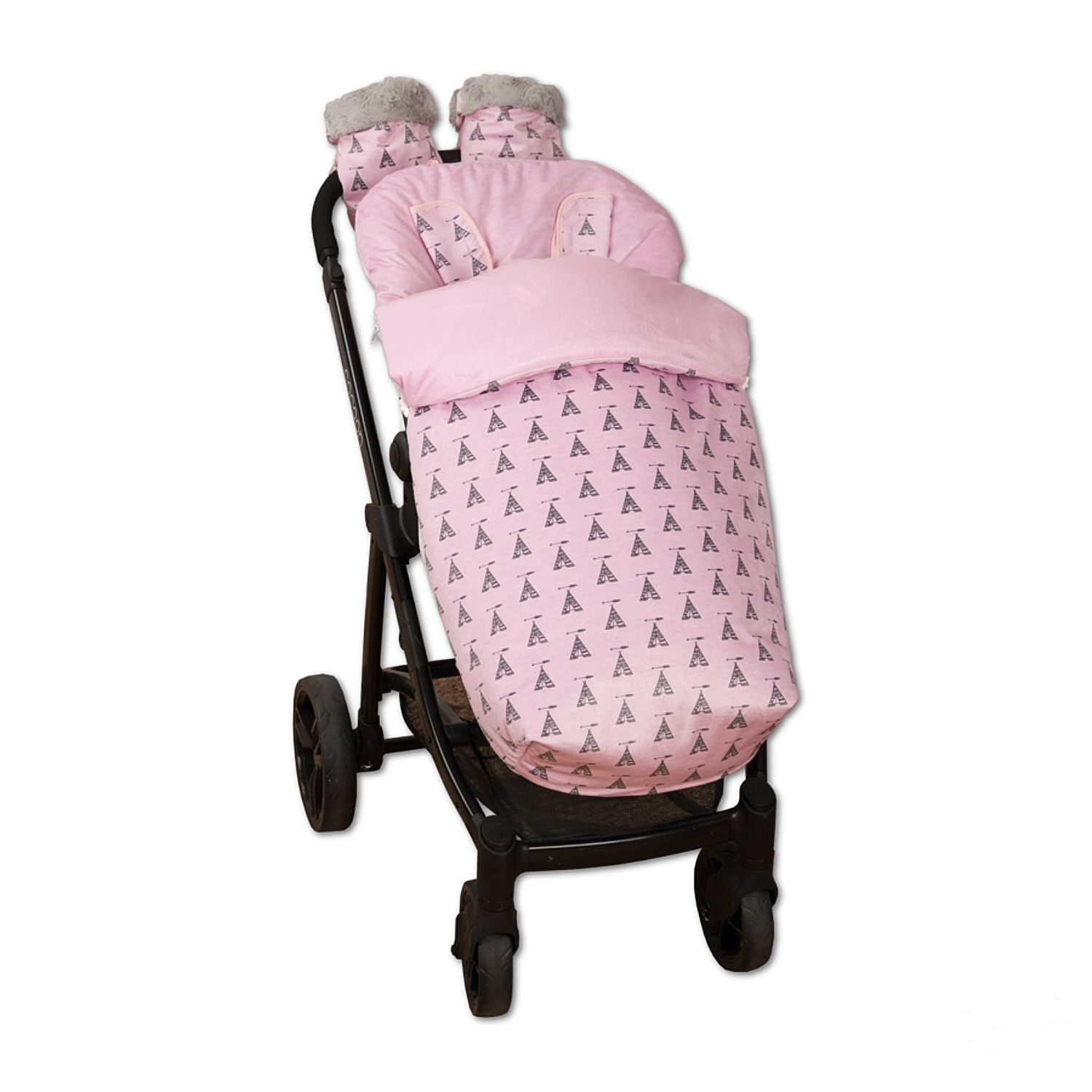 Un cochecito de bebé con cubierta rosa con estampado de la Torre Eiffel.