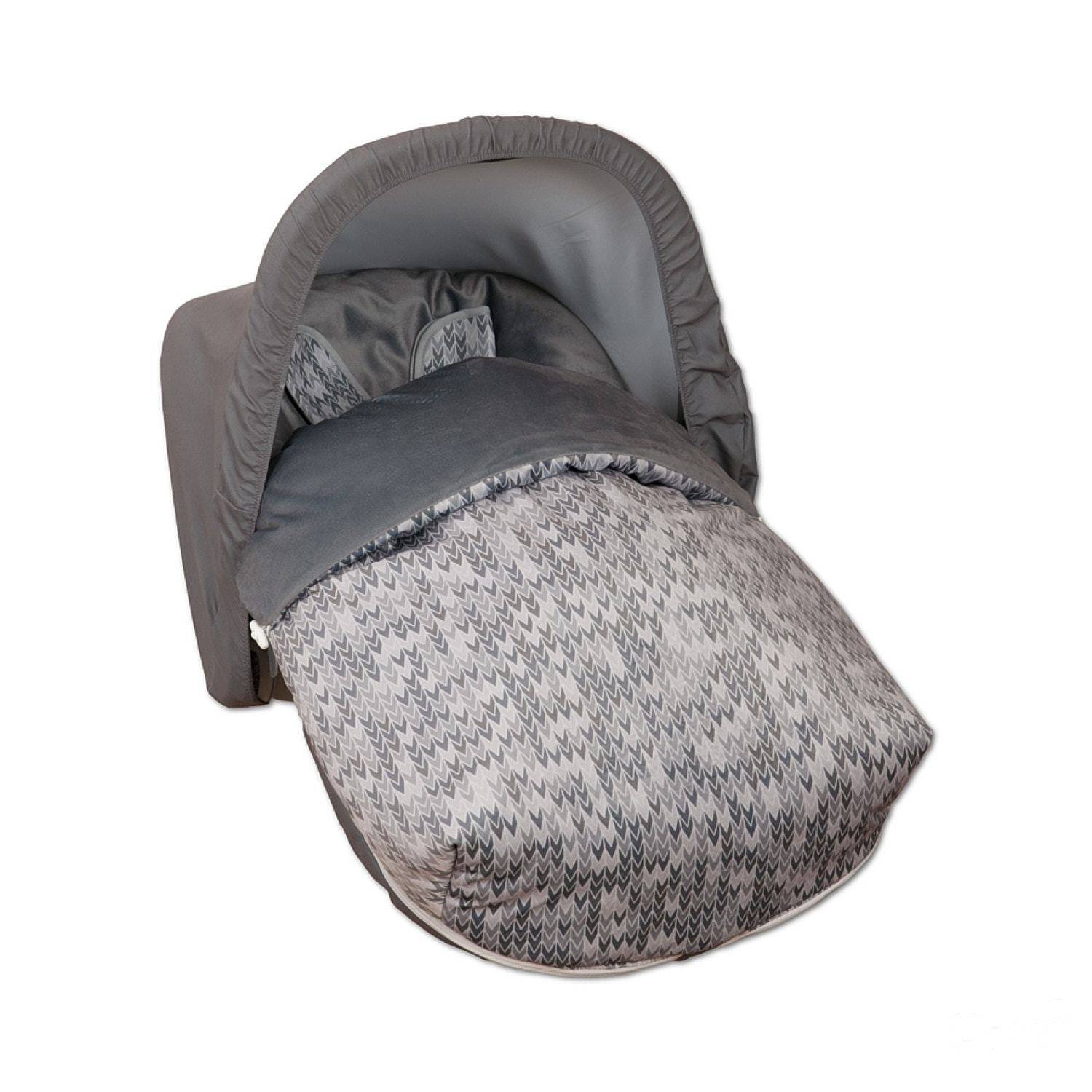 Asiento de coche para bebé gris en una funda. Fondo blanco.