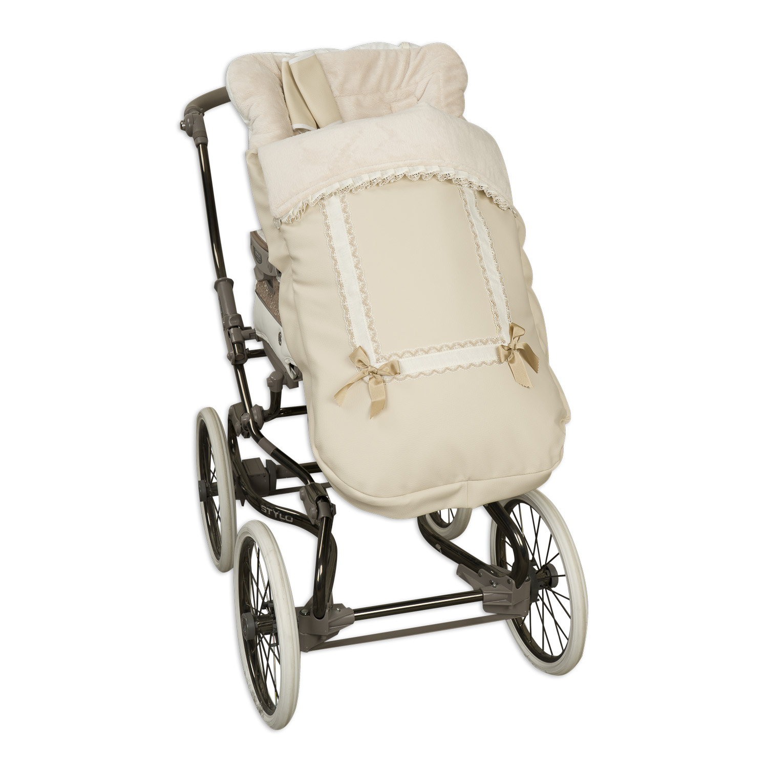 Cochecito de bebé beige con ropa de cama color crema sobre fondo blanco.