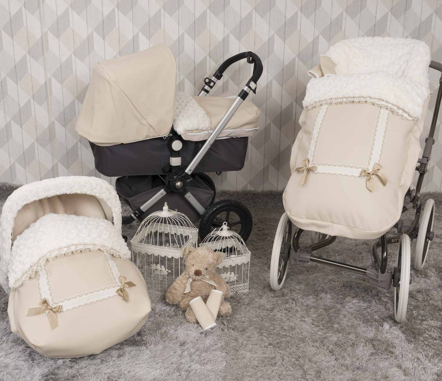 Tres cochecitos y accesorios para bebés. Colores beige y detalles decorativos. Un oso de peluche y jaulas.